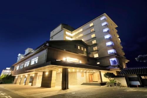 a large building is lit up at night at Yukibou Hakusen in Yonago