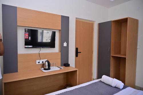 Postel nebo postele na pokoji v ubytování A R Signature Inn