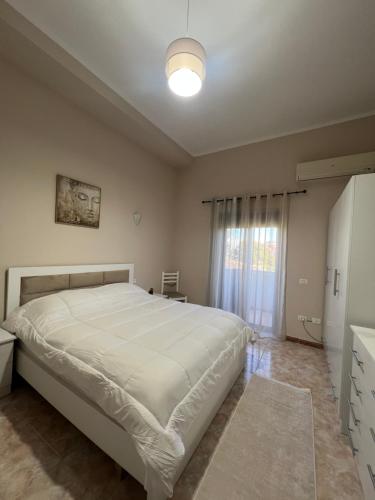 Ένα ή περισσότερα κρεβάτια σε δωμάτιο στο Dyrrah G In the heart of Durres