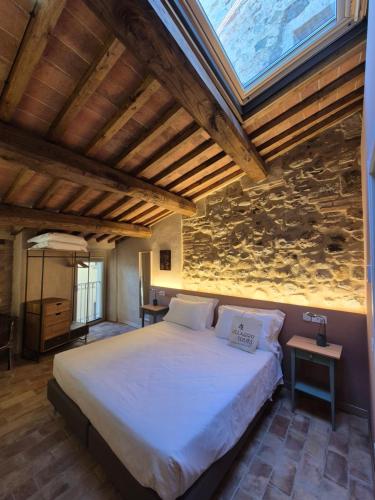 AlleronaにあるSix Keys Guesthouseの石の壁と大きなベッドのある寝室