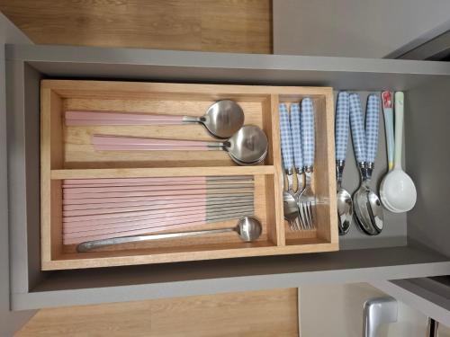 Η κουζίνα ή μικρή κουζίνα στο 들락스테이 Deullak Stay