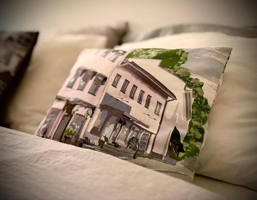 Una imagen de una casa sobre una almohada en una cama. en Santa Claus apartment 2 - 6 people, en Rovaniemi