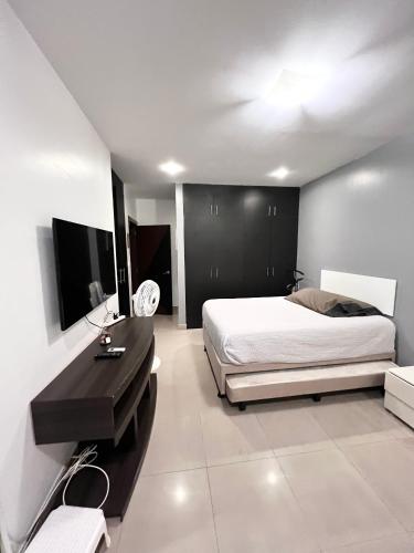 TV a/nebo společenská místnost v ubytování Samborondón Luxury Room by Adriana