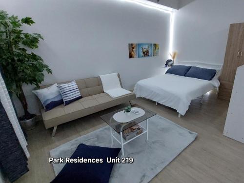 Postel nebo postele na pokoji v ubytování PARK RESIDENCE Unit 219, SM City Santa Rosa, Laguna, by SMDC