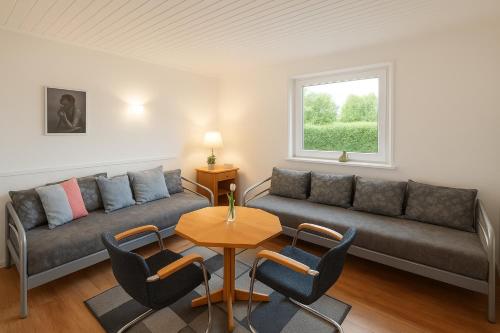a living room with a couch and a table at Ferienhaus am Neuklostersee in Neukloster