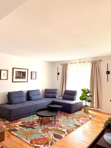 a living room with a couch and a table at Maison Acropole in Gatineau