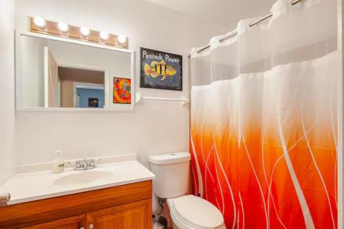 ポートセントルーシーにあるCharming 2 BDR House Close to Beaches & Shoppingのトイレとシャワーカーテン付きのバスルーム