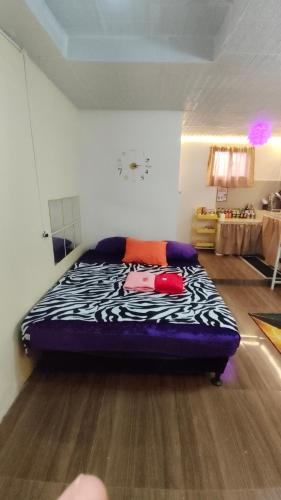 un letto in una camera con coperta zebra di Ciel's Haven Free Breakfast a Binangonan