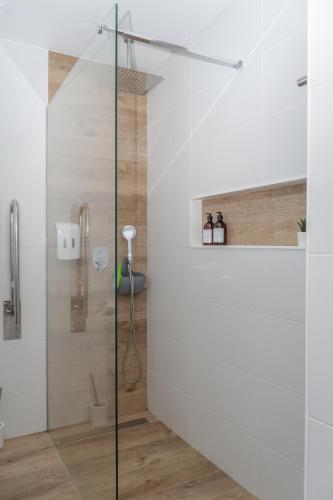 a bathroom with a shower with a glass door at Apartamento Rincón de la calma in Alcudia