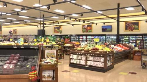 ニュージゴダにあるRoom by the MANGO TREEの果物・野菜がたくさん並ぶ食料品店