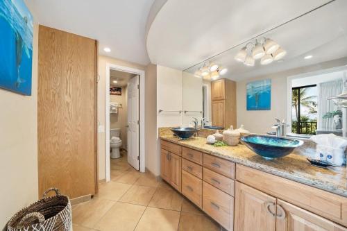 カハナにあるValley Isle 401 · VI 401 Remodeled OceanFront Condo w Ocean Viewのバスルームにはシンクが 2 つあり、カウンターにはボウルが 2 つあります