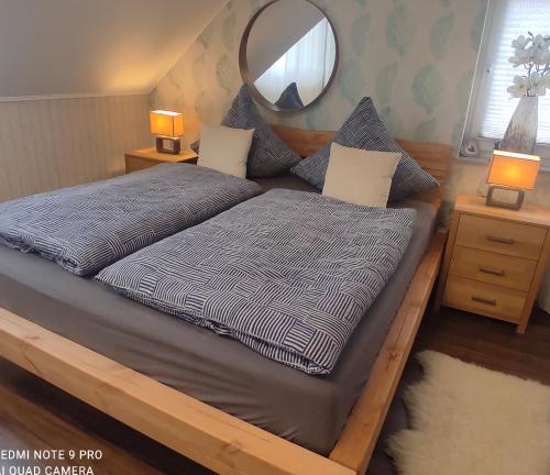 een slaapkamer met een bed met een grote spiegel bij Ferienhaus Bitburg in Bitburg