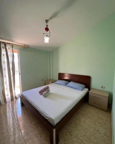 ゴーレムにあるFamily Apartment in Golemの白いシーツが敷かれた大きなベッドのある寝室