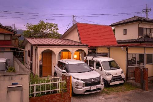 two cars parked in front of a house at 甲府木ノ間Kofu Konoma in Kofu