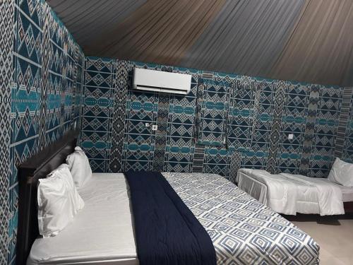 Uma cama ou camas num quarto em Bedouin Luxe Camp & Tour