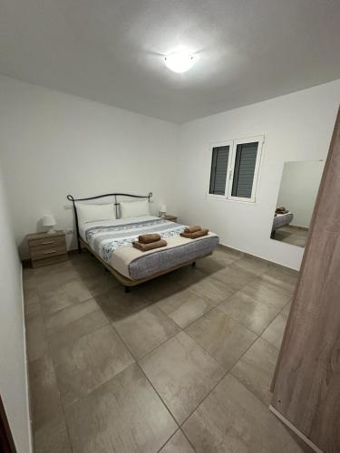 a bedroom with a bed and a tiled floor at Barloveto 3 apartament in Playa Honda