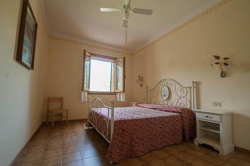 een slaapkamer met een bed en een raam bij Agriturismo Colleverde in Terricciola
