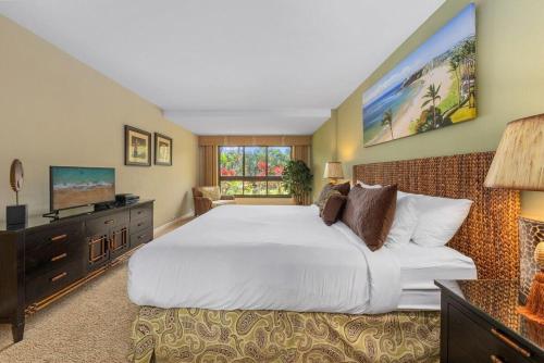Giường trong phòng chung tại Kaanapali Alii 411 · ALII 411 Ground Floor 2BD at OceanFront Res