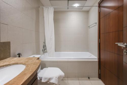 Un baño de Stylish 1BR in Downtown - 5 Min to Burj & Mall