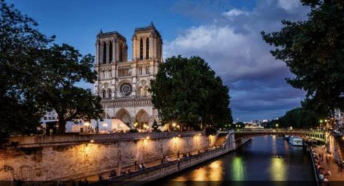 Private Guest Room and Bath Steps from Notre Dame