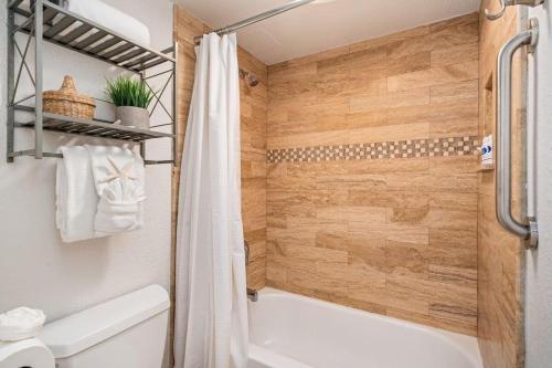 ラハイナにあるPaki Maui 217 · PM 217 Cozy 1BR Oceanfront Condo w Poolのシャワー、浴槽、トイレ付きのバスルーム