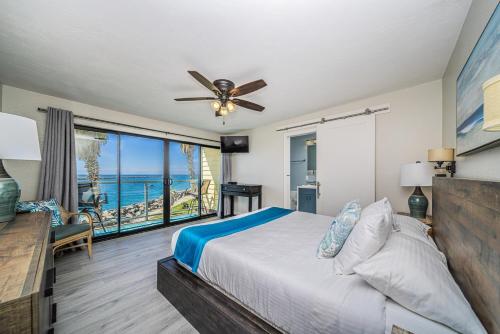 une chambre avec un lit et une vue sur l'océan dans l'établissement Ocean Vista Penthouse 1, à San Diego