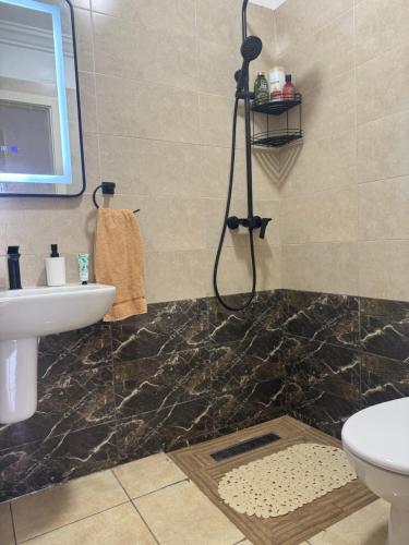 ein Badezimmer mit Waschbecken, Toilette und Dusche in der Unterkunft Blue Ocean Escape Sidi Rhal in Sidi Rahal