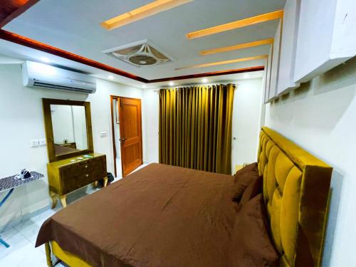 Giường trong phòng chung tại Bahria town luxury apartment