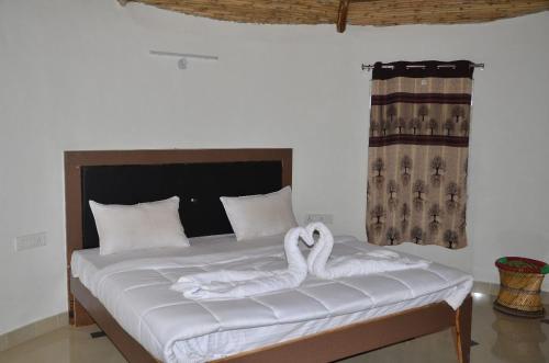 Postel nebo postele na pokoji v ubytování Yash Desert Resort