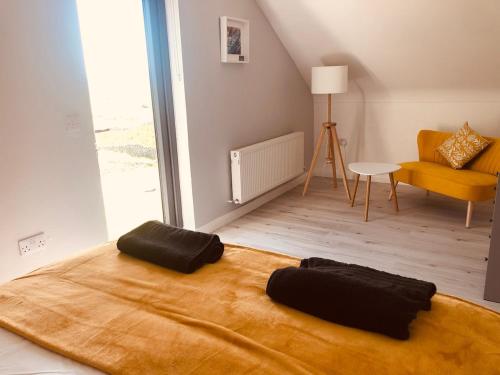 una camera con un letto con due cuscini sopra di Rossnowlagh Waves Lodge a Donegal
