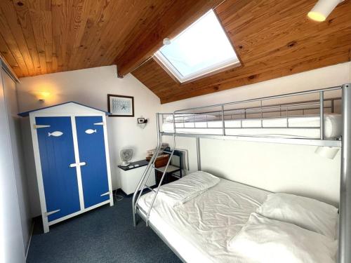 Un dormitorio con una litera y una ventana. en T3 Duplex avec Terrasse, Piscine et Parking à Vieux-Boucau - FR-1-379-115, en Vieux-Boucau-les-Bains