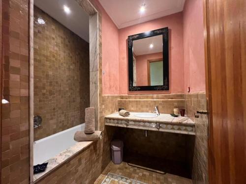 Ένα μπάνιο στο La perle de la palmeraie