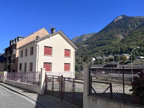 Charmant T2 à Cauterets avec vue montagne et parking - FR-1-812-143