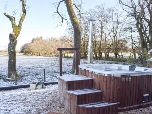 a jacuzzi tub in a snowy yard with stairs at Trelaw - Uk41532 in Ochiltree