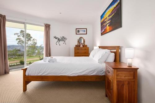una camera da letto con un letto grande e una finestra di Bruny Horizon - Where the Country meets the Sea a Killora