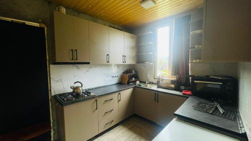 O bucătărie sau chicinetă la Gomarduli House