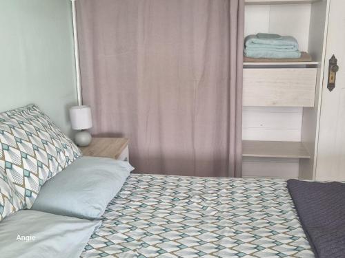 Ένα ή περισσότερα κρεβάτια σε δωμάτιο στο L'Océane, grande piscine, vue mer et baie panoramique - T3