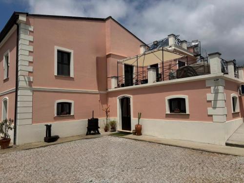 Casa Lydia في لاميزيا تيرمي: منزل كبير وردي