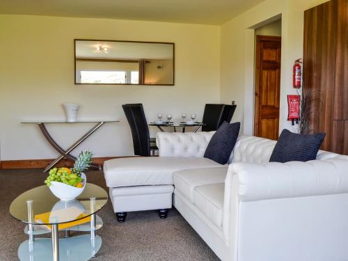 Khu vực ghế ngồi tại Seaviews And Hot Tub At The Fairways - Uk39821