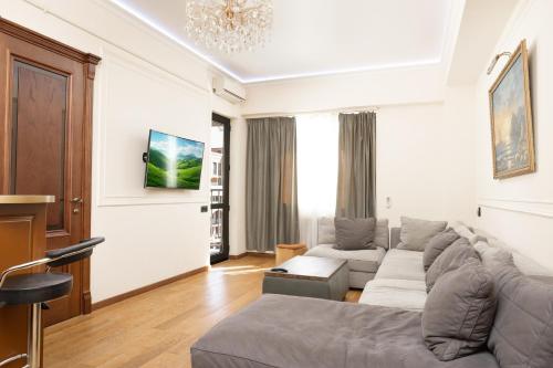 Central Yerevan 2-Bedroom Flat With Balcony