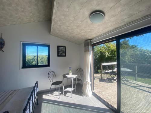 Afbeelding uit fotogalerij van Chalet Olisios, priate accommodation in beautiful countryside location in Pampelonne