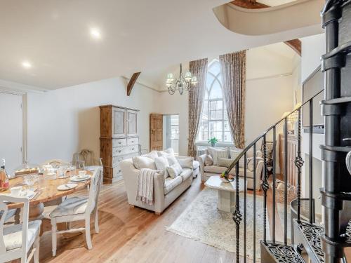 Una sala de estar con una mesa y un comedor. en The School Room, en Dymock