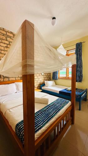 two bunk beds in a room withthritisthritisthritisthritisthritisthritisthritisthritisthritis at Iziba Lodge - Hoima in Hoima