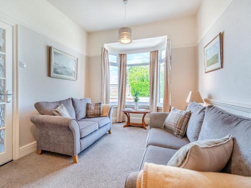Una sala de estar con dos sofás y una ventana. en Home Bay, en Flamborough