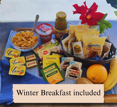 奥杰比奥卡萨埃维拉公寓酒店的桌子上摆满了食物