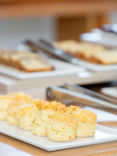 um prato branco de comida numa mesa em Parque Hotel Jean Clevers em Punta del Este