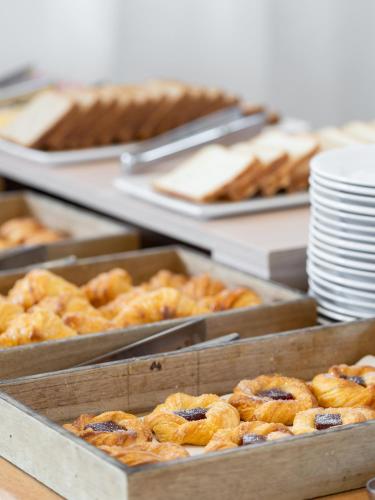 um conjunto de doces em bandejas de madeira sobre uma mesa em Parque Hotel Jean Clevers em Punta del Este