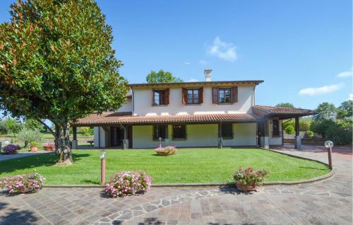 Una casa con un gran patio al frente. en 3 Bedroom Pet Friendly Home In Arezzo, en Arezzo