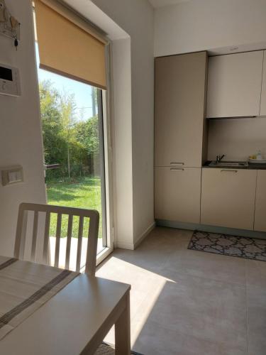 西斯蒂亚纳Paolo Guest House的带桌子和大窗户的客厅