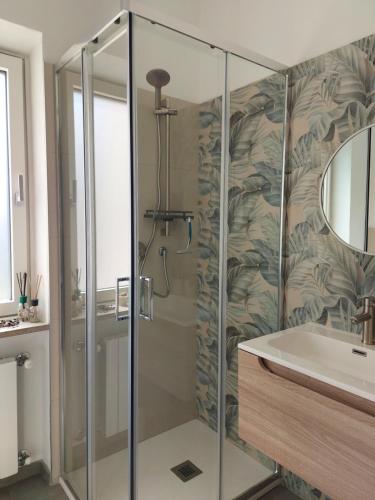 西斯蒂亚纳Paolo Guest House的浴室配有淋浴和洗手池